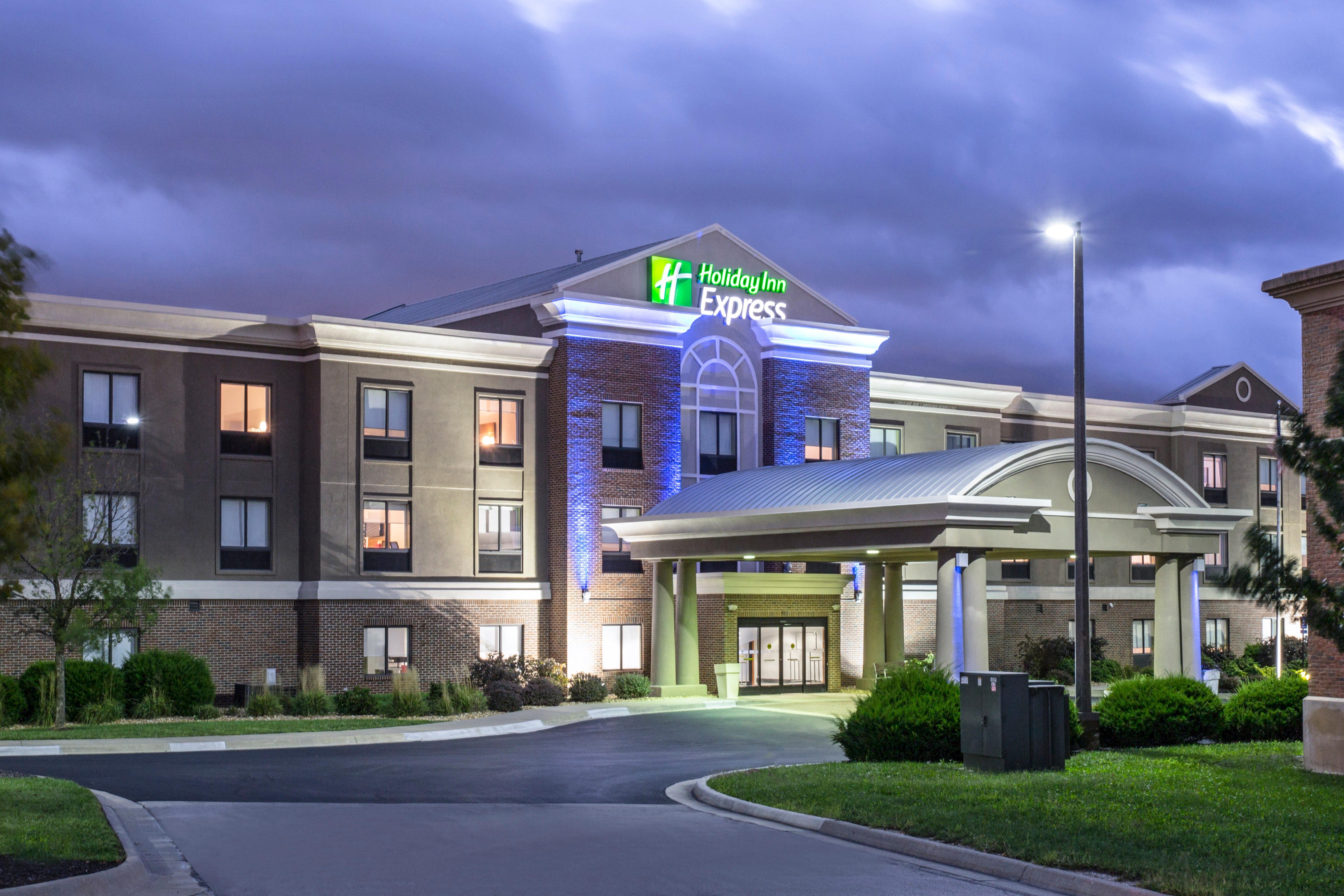 Holiday Inn Express Kansas City - At The Legends! By Ihg Bonner Springs Kültér fotó