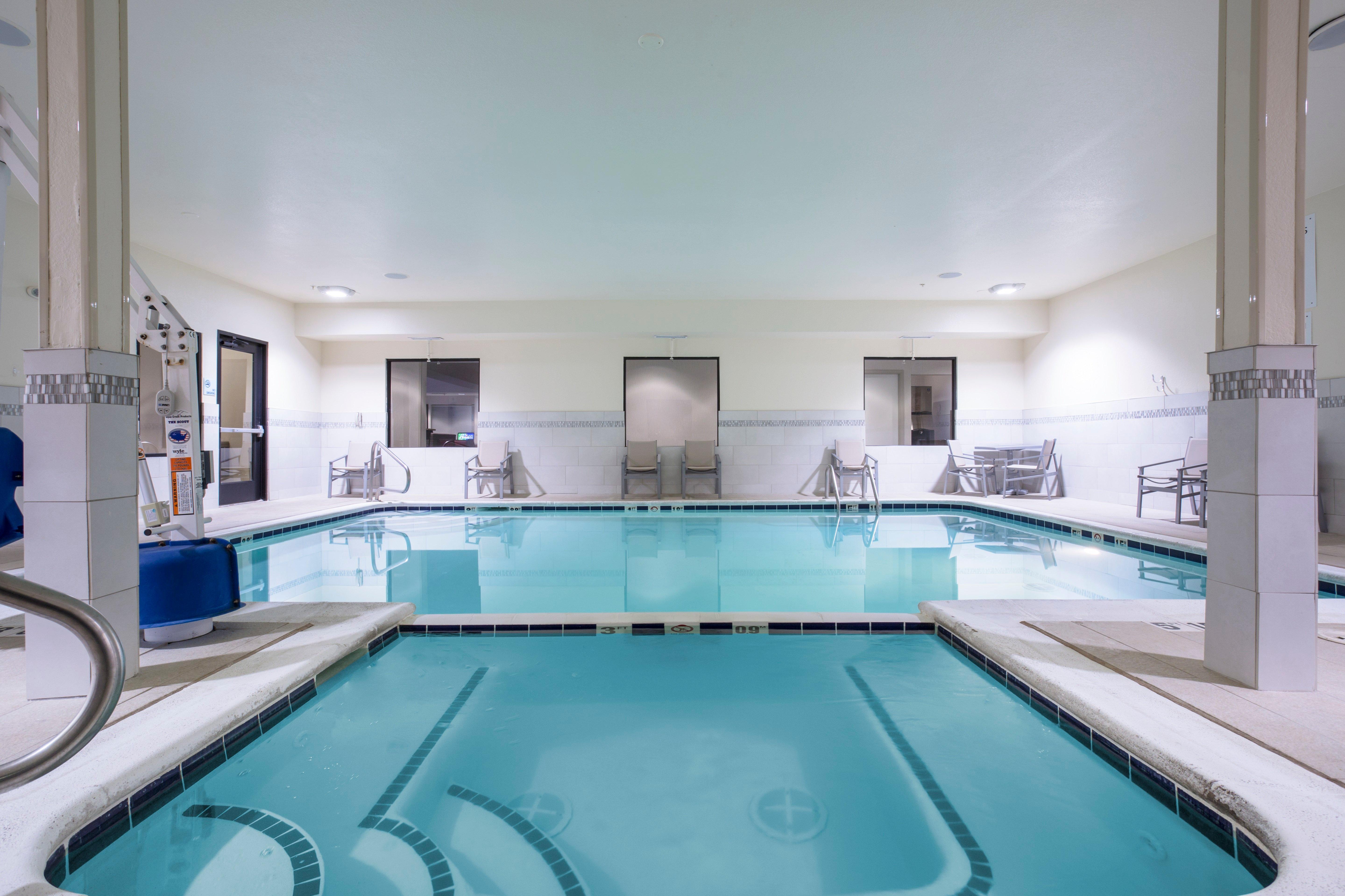 Holiday Inn Express Kansas City - At The Legends! By Ihg Bonner Springs Kültér fotó
